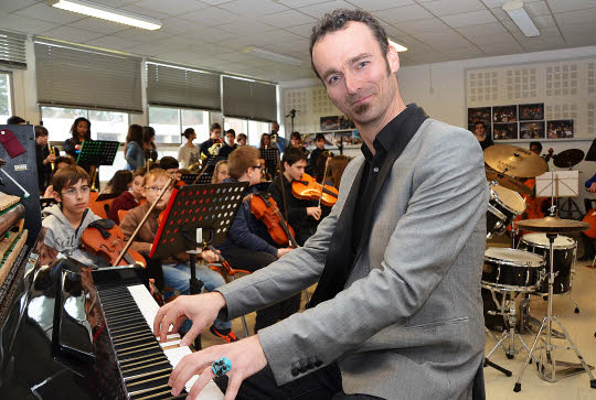 Mr Plihon au piano devant ses élèves musiciens de la la Classe a horaire Amenagée Musique du collége Saint Exupéry de Vannes (56)