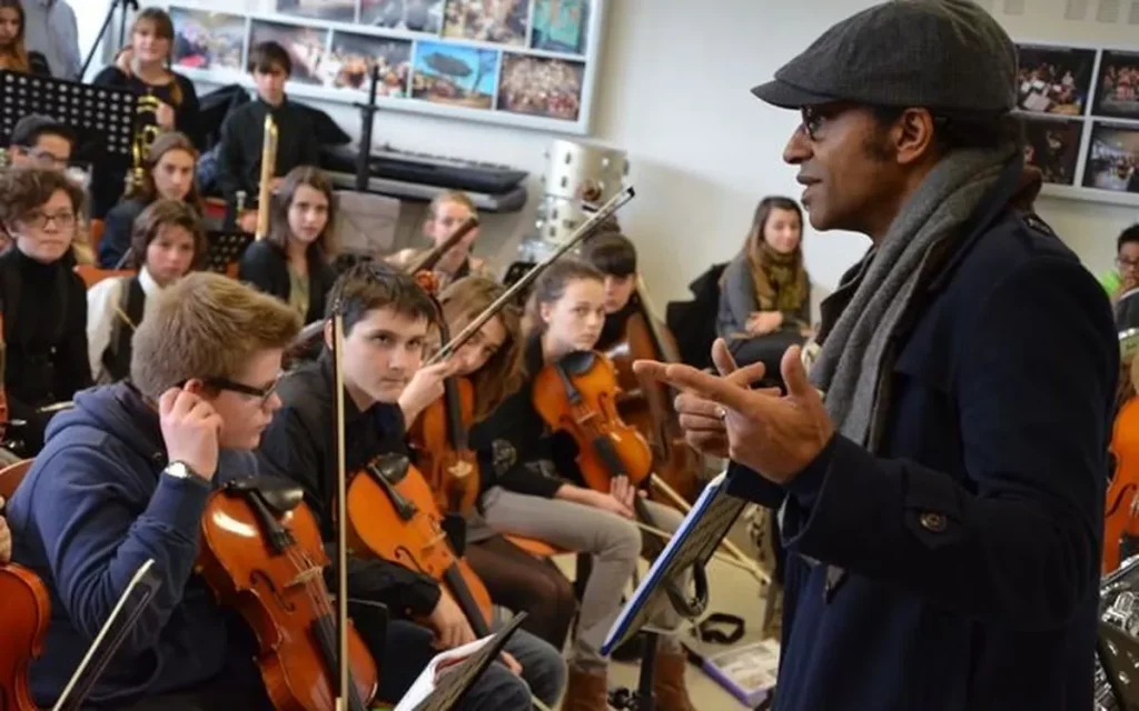 Manu Katche devant ses élèves musiciens de la la Classe a horaire Amenagée Musique du collége Saint Exupéry de Vannes (56) pendant sa masterclass