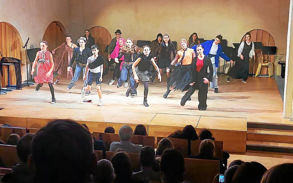 Sur la scène de l’auditorium des Carmes, à Vannes, les élèves de la Classe à horaires aménagés danse ont repris des slogans publicitaires bien connus, à l’occasion de ce Bach friday. (Le Télégramme/Fanny Coconnier)